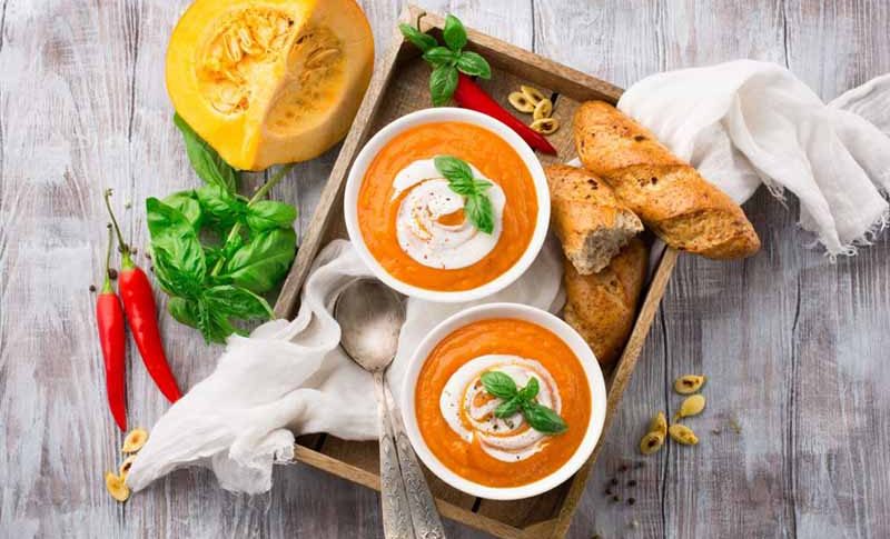 Mictex Foodservice keittolautaset ja leipä tarjottimella