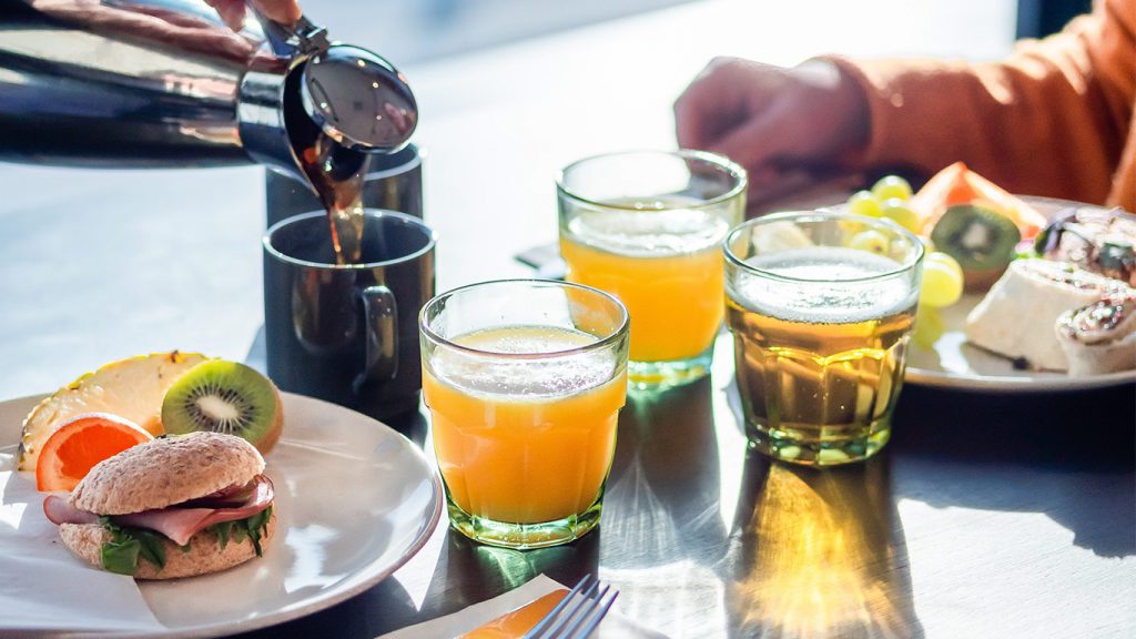 Uniquejuice-mehulasit aamiaisella