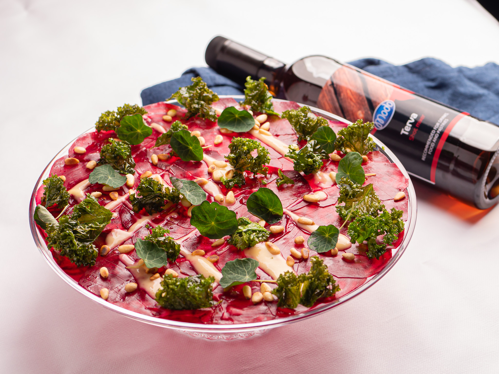 Punajuuri-carpaccio ja Modo-Terva pullo