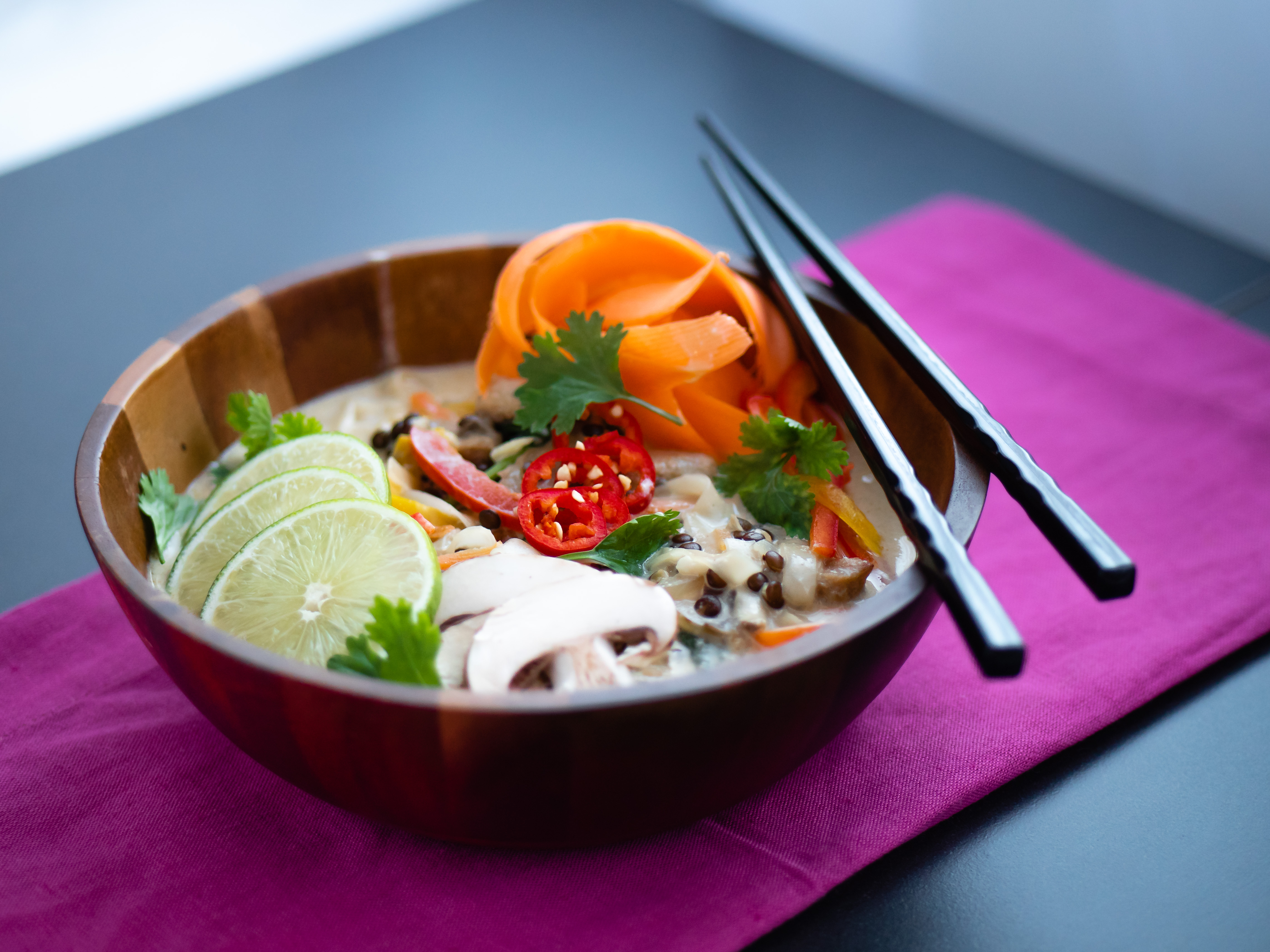 Itämainen kasvisnuudelikeitto