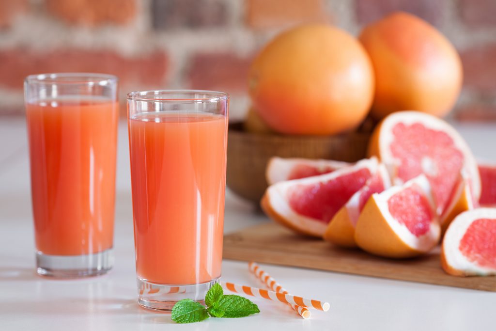 uutta Unique Juice -mehua verigreippiä kaadettuna laseihin