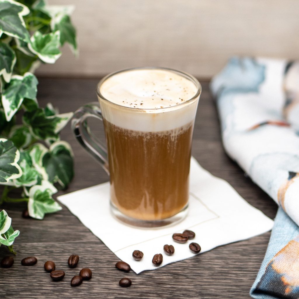 Modo-kahvisiirappia lasissa kuuman juoman seassa