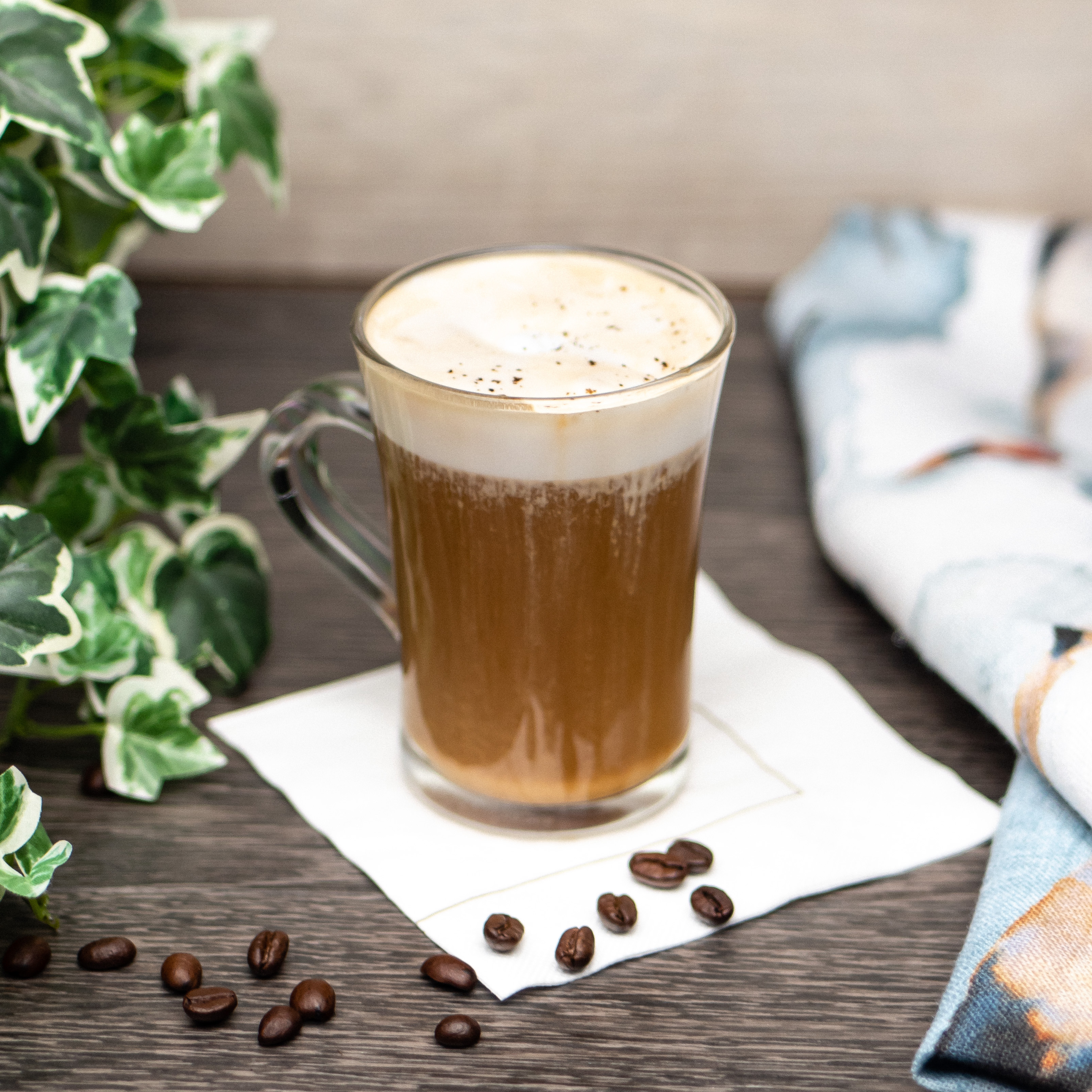 Modo-kahvisiirappia lasissa kuuman juoman seassa