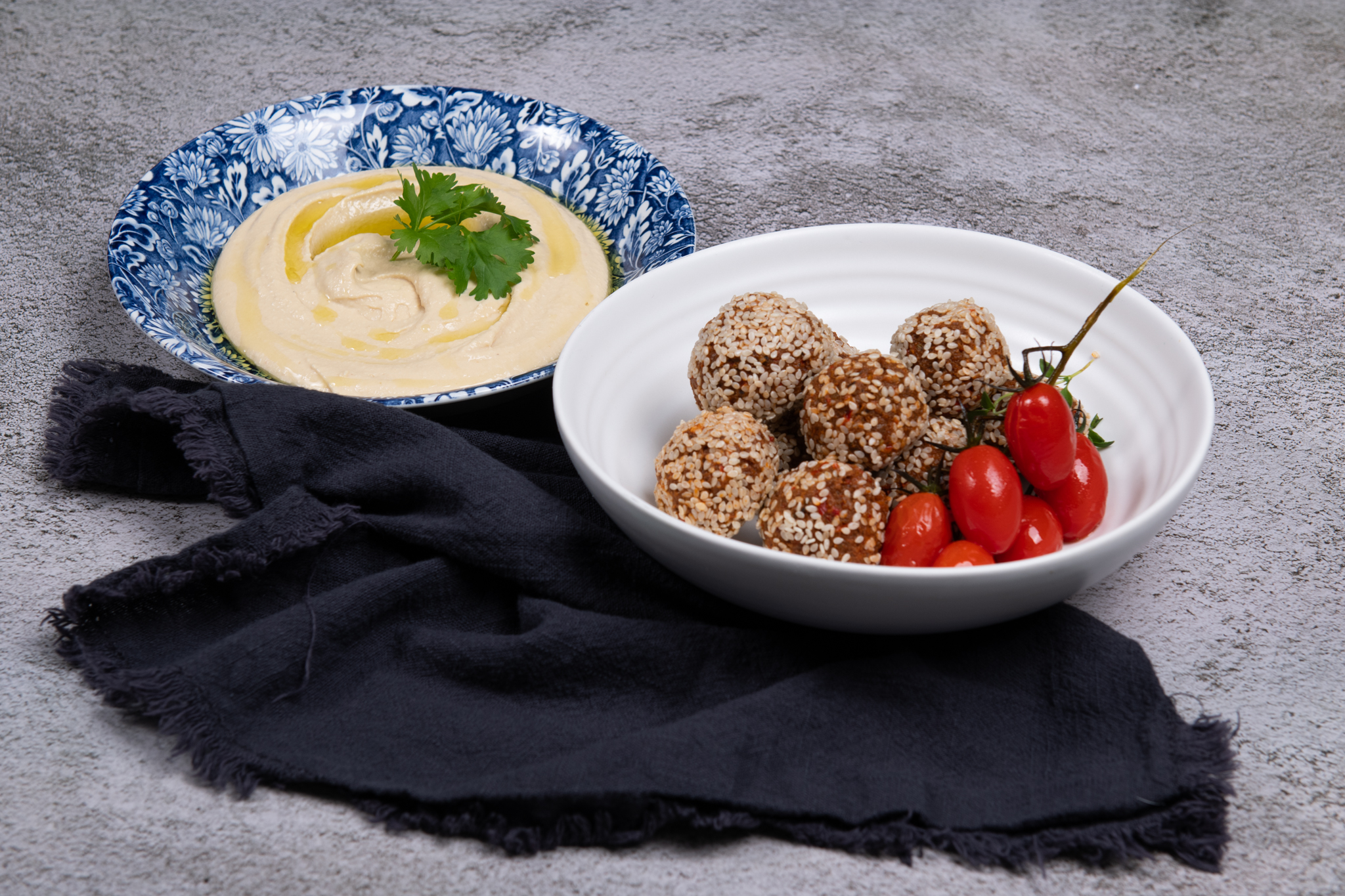 Lempeän mausteiset soijapyörykät ja sitruuna hummusta