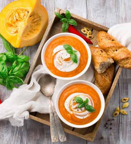 keittolautaset ja leipä tarjottimella